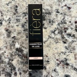 Fuses light luxury concealer
